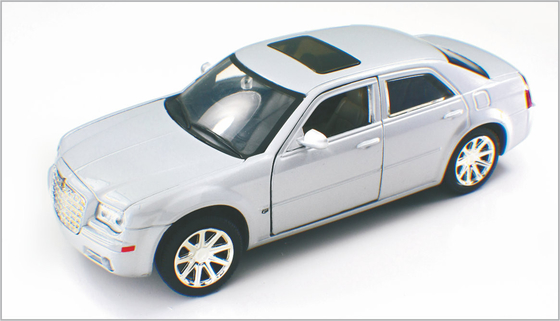 China 1/24 silbrige weiße kundenspezifische Modellbau-Autos Chrysler 300 als nach Hause Decoratio fournisseur